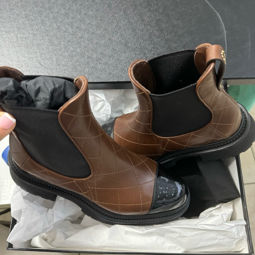 Chanel ankle boots NWT stylish color and shiny fronts - Picture 8 of 14